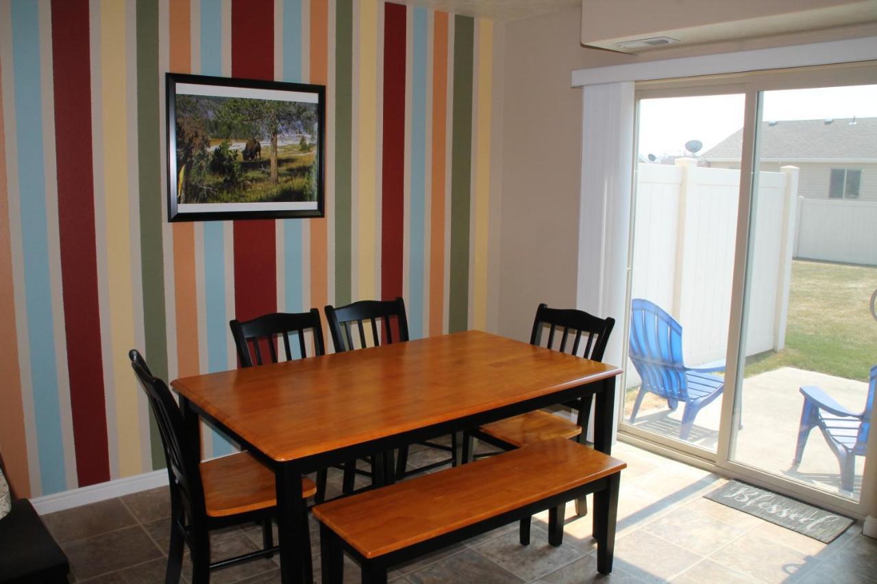 3 Queen Beds, 1 Twin Bed, 2 Rooms, 1 And A Half Bath, Self Check-In, Flexcation Equipped Idaho Falls Bagian luar foto